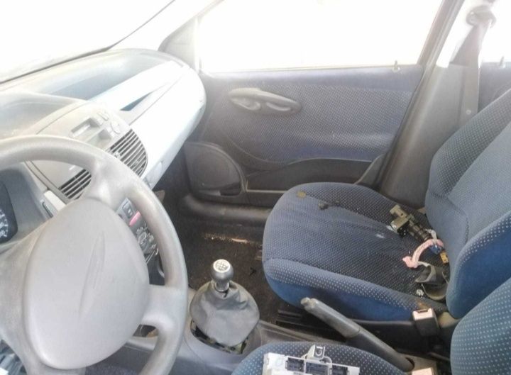 Para Peças Fiat Punto 80 1.2 16V de 2000 com 80CV com boa mecânica