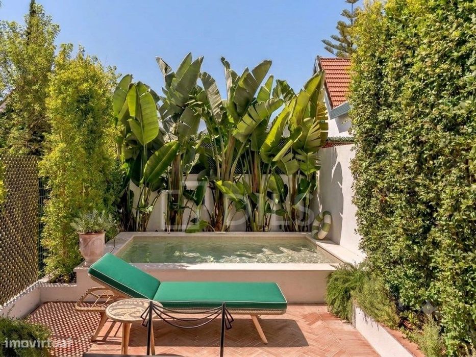 Moradia T2 com Jardim Privativo, Piscina e Vista Mar no Estoril