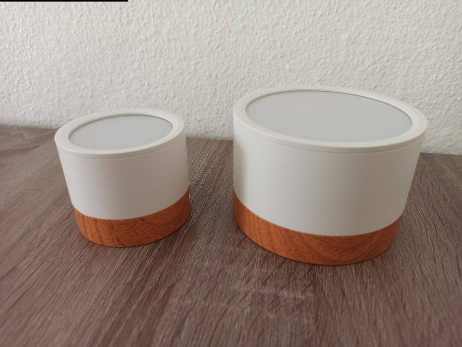 Candeeiro LED redondo branco e madeira