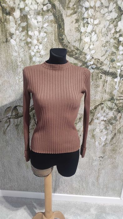 Brązowy dzianinowy sweterek