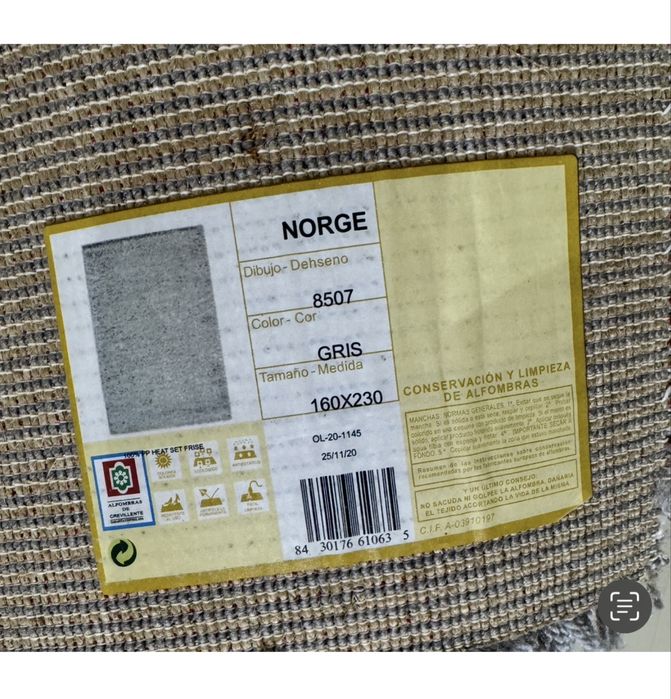 Tapete pelo medio  cinzento.