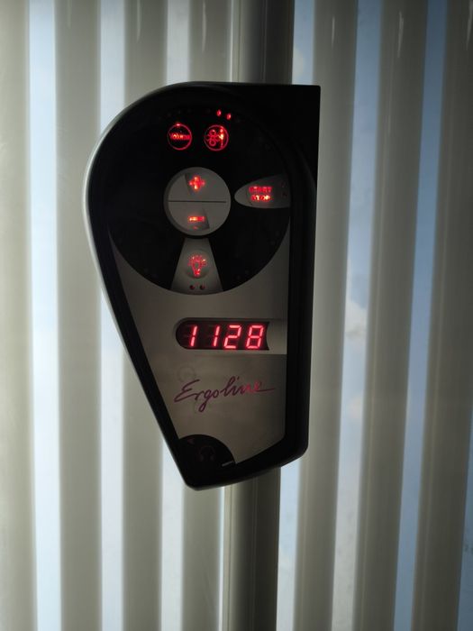 Вертикальний Солярій Ergoline Lounge Turbo Power з роздягальнею 50ламп
