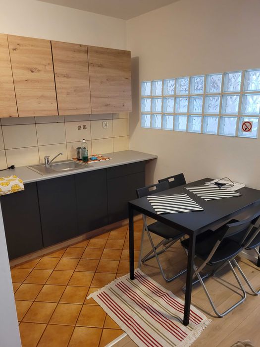 Apartament " Słoneczny " w Centrum ul. Szybka , noclegi Wrocław . Samodzielne mieszkanie dla 1 - 4 osób . Blisko PKP