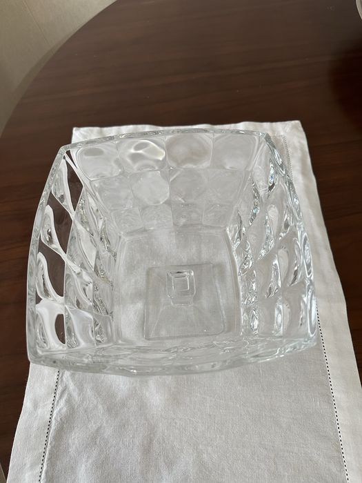 Taça com pé, quadrada, produzida com o melhor vidro. 20cms lado. Novo