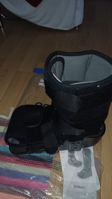 Bota ortopédica e canadianas