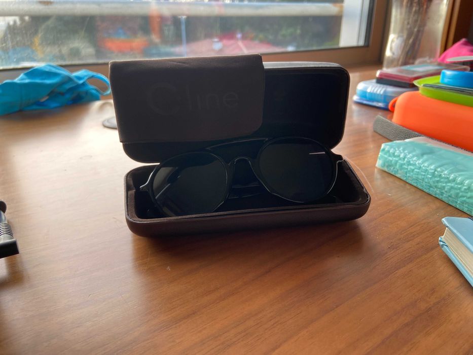 Óculos de Sol pretos com a caixa incluída