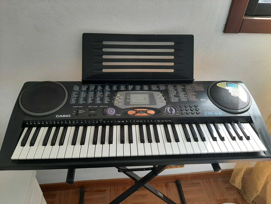Teclado CASIO semi novo