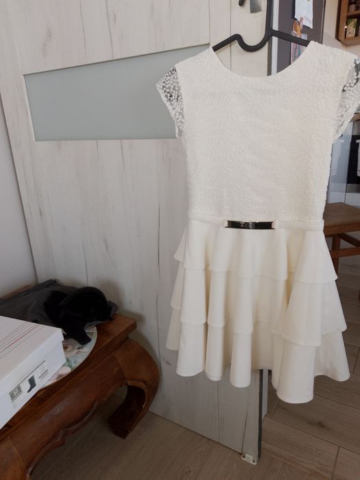 Sukienka  biała z falbankami