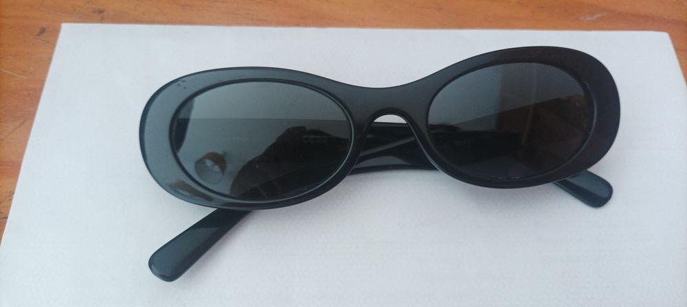 Vendo óculos de sol  pretos da Miu Miu