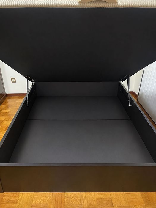Cama de casal com arrumo