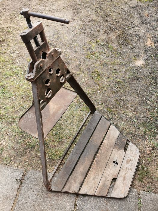 Pionier do mocowania rur