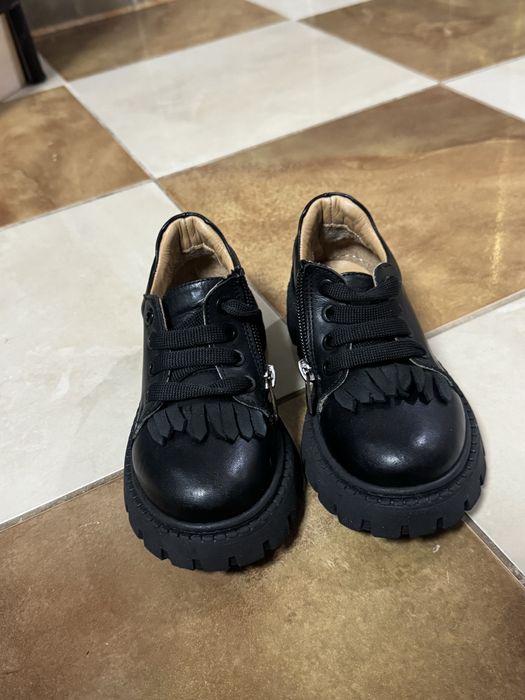 Шкіряне взуття на дівчинку 28 розмір