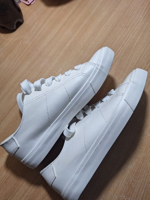 Кеди, мокасини, кросівки бренду New Look