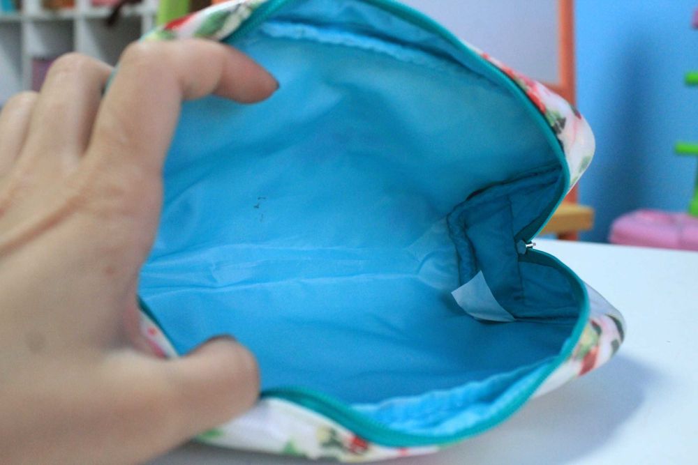 Косметичка або пенал непромокаємий.