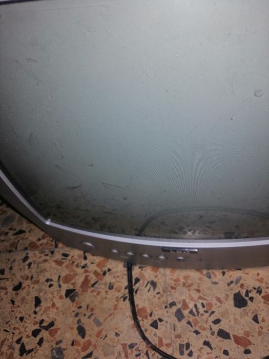 Televisão antiga para peças