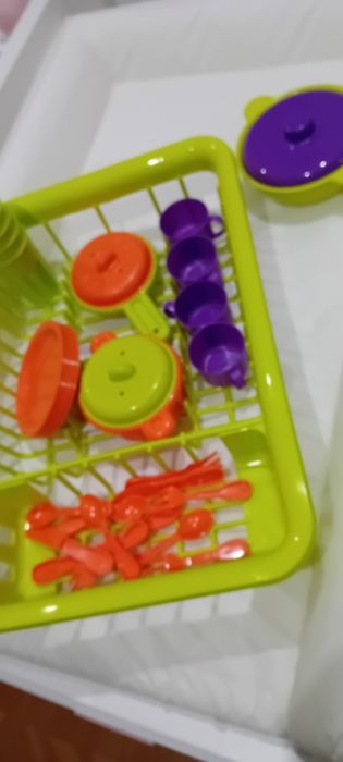 Cesto com louça de brincar