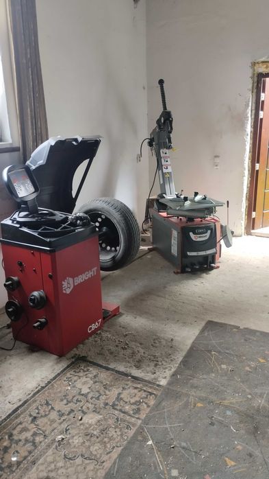 Будинок з приміщенням та обладнанням для шиномонтажу