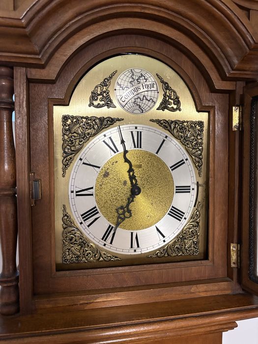 Relógia de pé “tempus fugit”