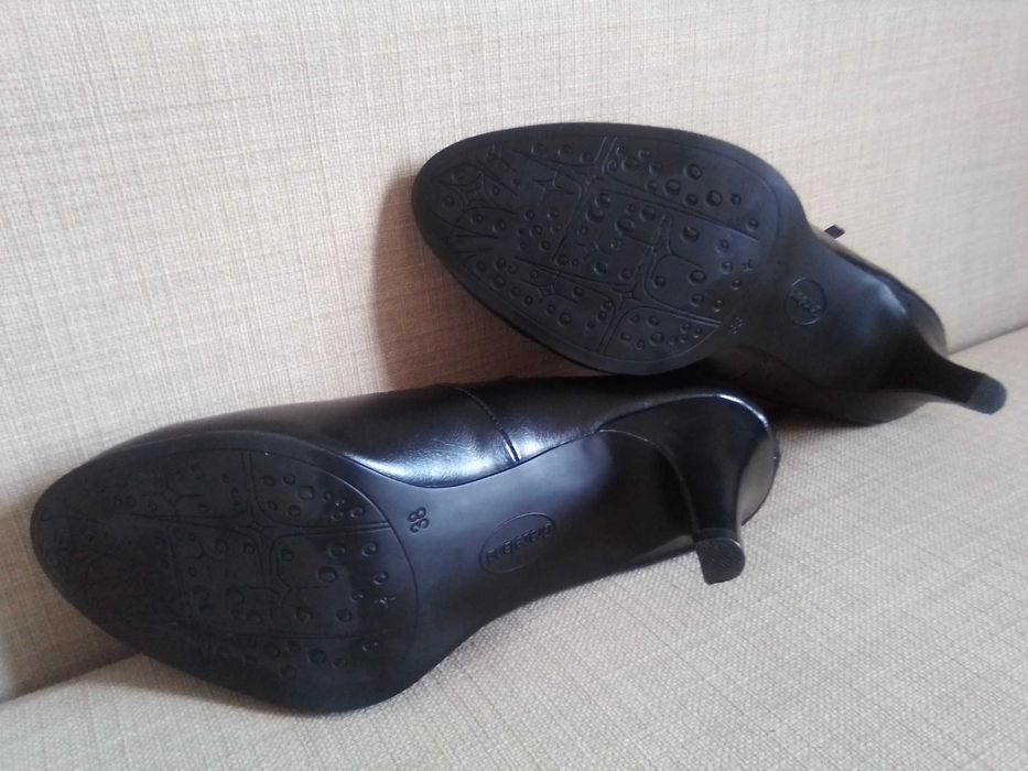 Sapatos pretos elegantes escritório