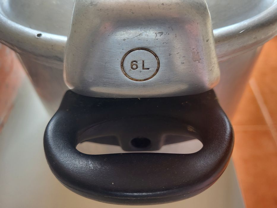 Panelas de pressão de 6 litros cada