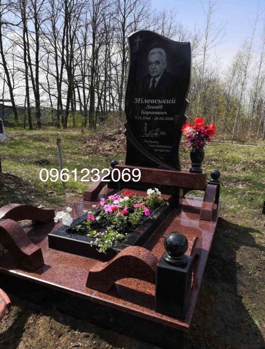 Памʼятники з граніту , габро різної складності . Працюємо по всій Україні .