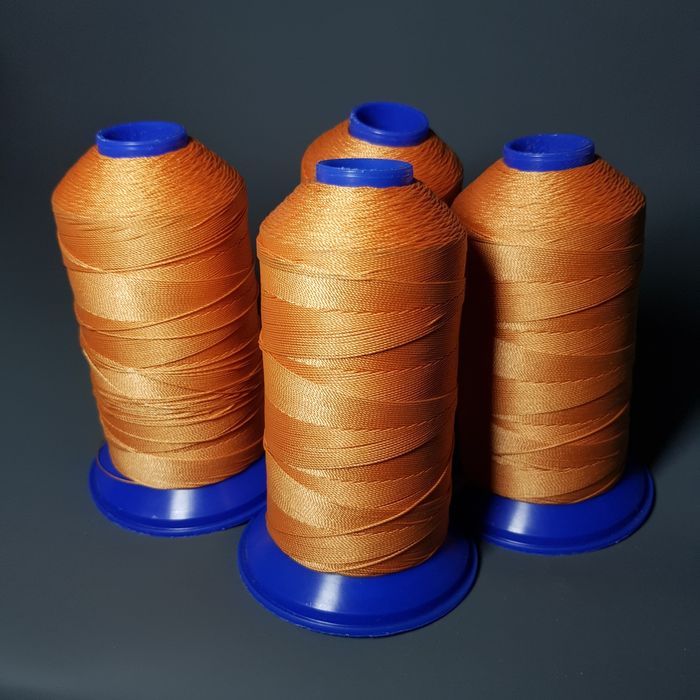 Linha de costura laranja