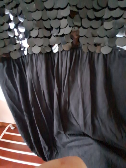 Vestido preto em malha fina e lantejoulas