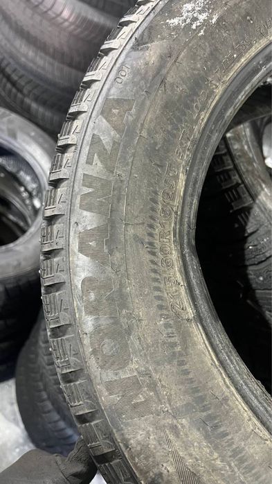 Комплект шиповоної зимової гуми 215/60/16