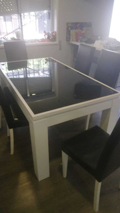 Mesa em madeira maciça, com tampo de vidro e 6 Cadeiras