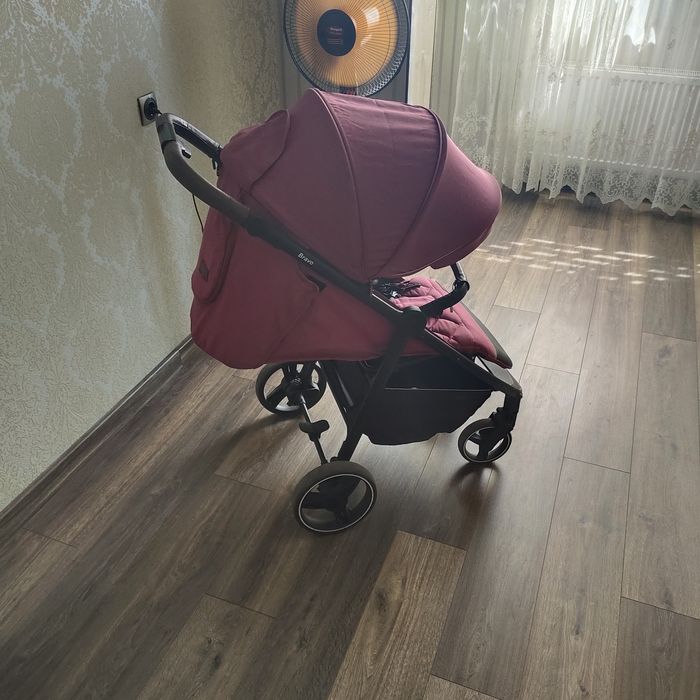 Дитяча коляска для прогулянок.