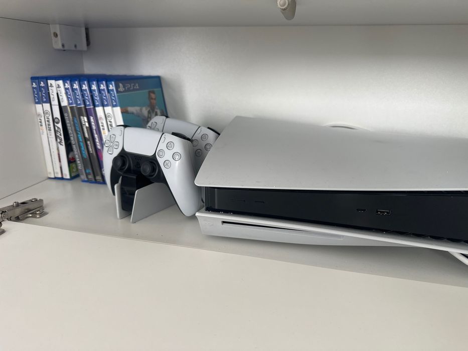 PS5 z napędem, 2 pady ze stacją+gry fifa