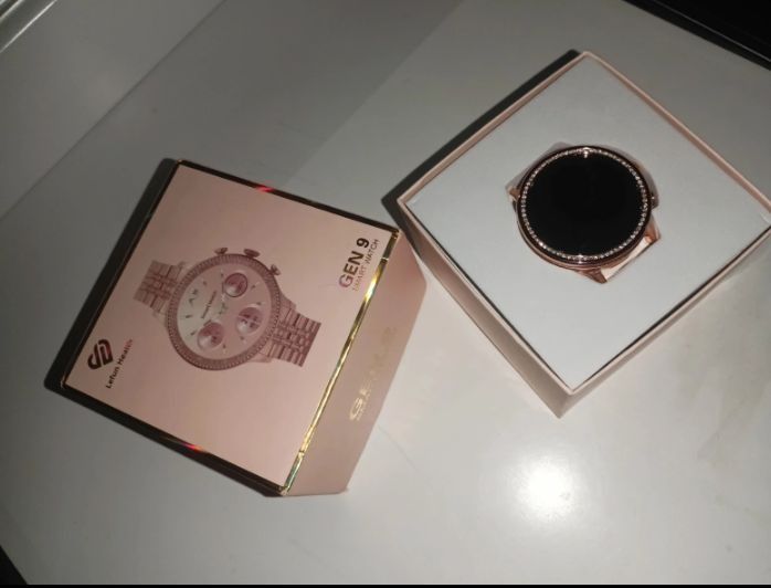 Smartwatch złoty z cyrkoniami