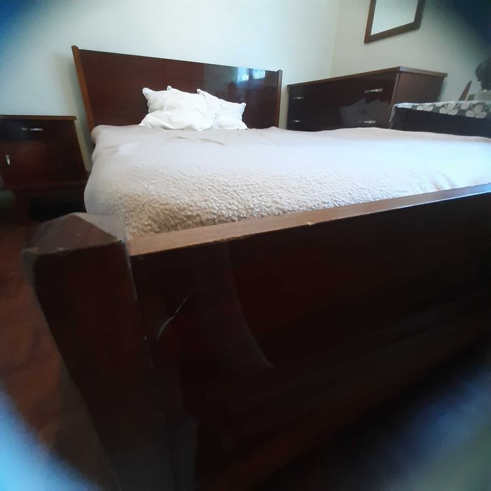 Quarto com cama+ mesa de cabeceira+ cómoda + espelho