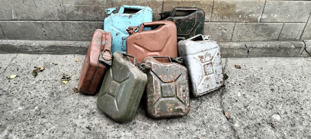 Продам канистры. Объем 20 и 10  литров