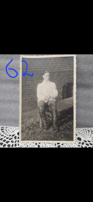 Żołnierz niemiecki w mundurze z czasów llw.ś