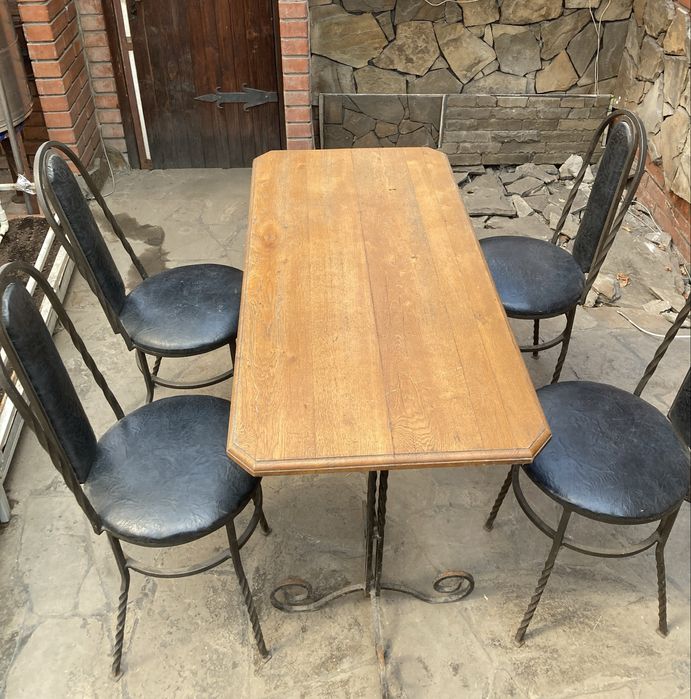Стол с кованным каркасом .