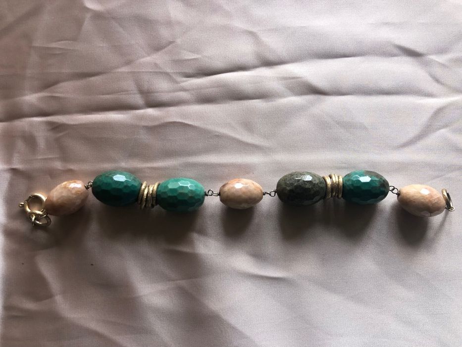 Pulseira interessante a combinar com roupa leve