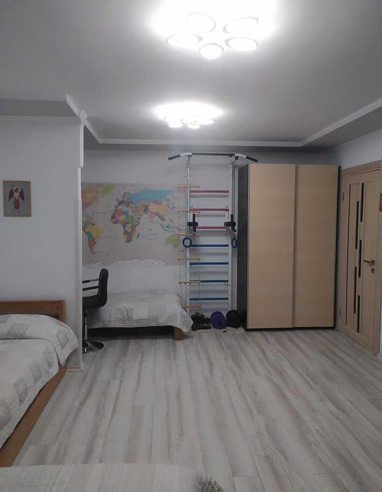 Простора та світла двокімнатна квартира.