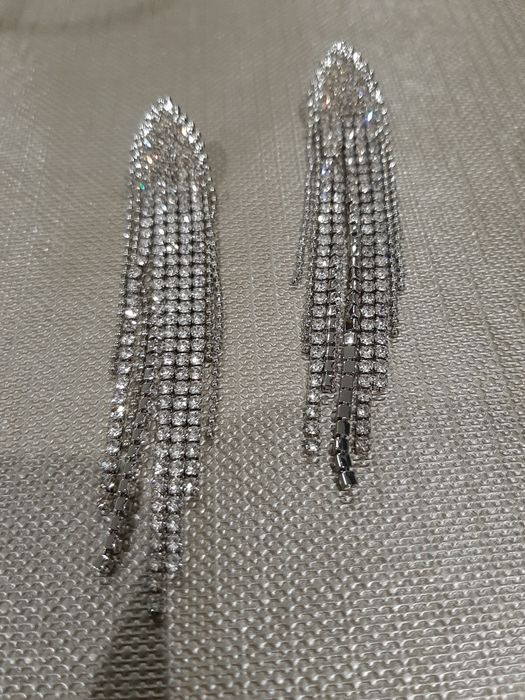 Brincos compridos de brilhantes novos