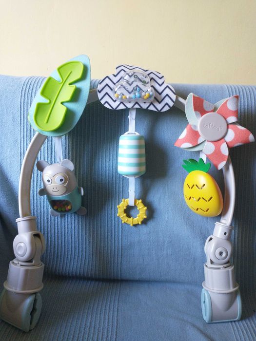 Pałąk do wózka/nosidełka/łóżeczka z przywieszkami