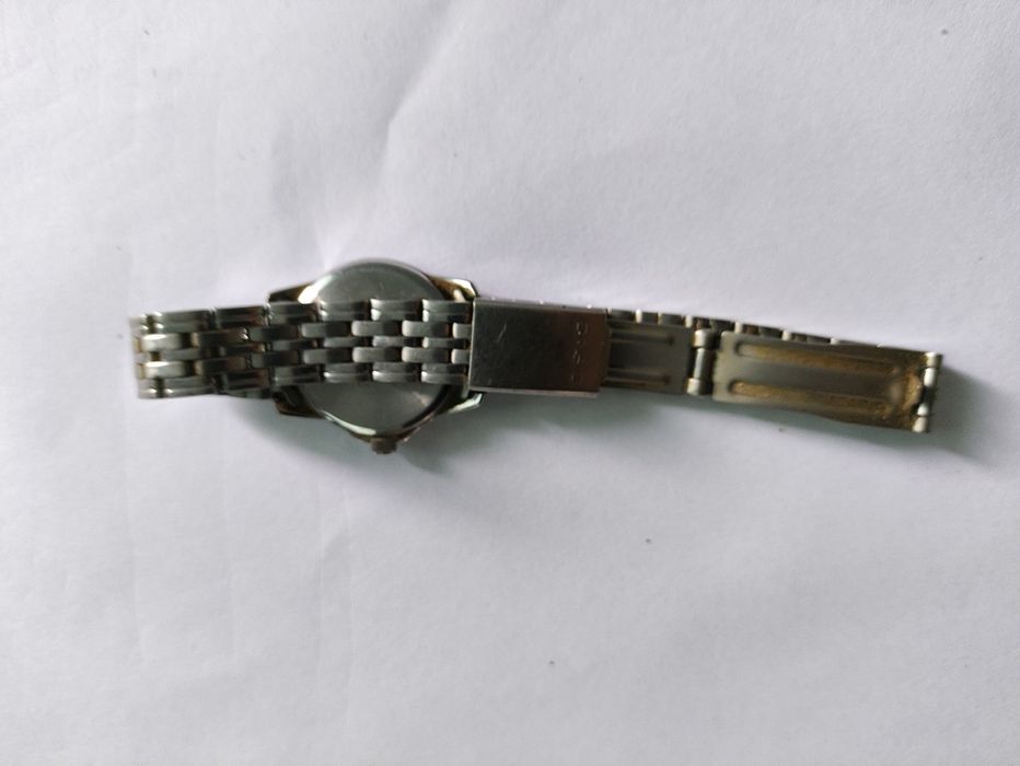 Часы наручные кварцевые женские,договорная.