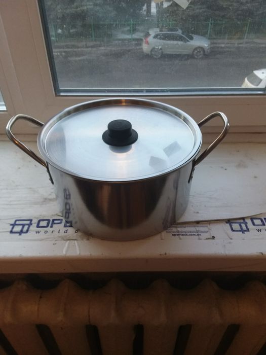 Новая кастрюля на 7 литров с нержавейки.