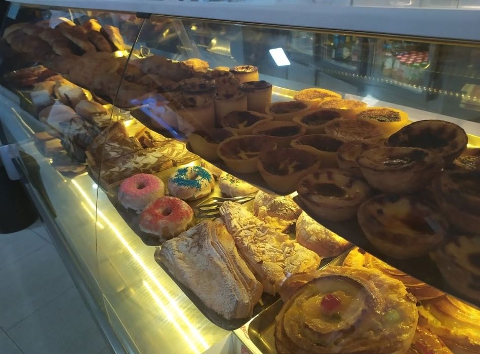 Vitrine em L com refrigeração e canto sem refrigeração