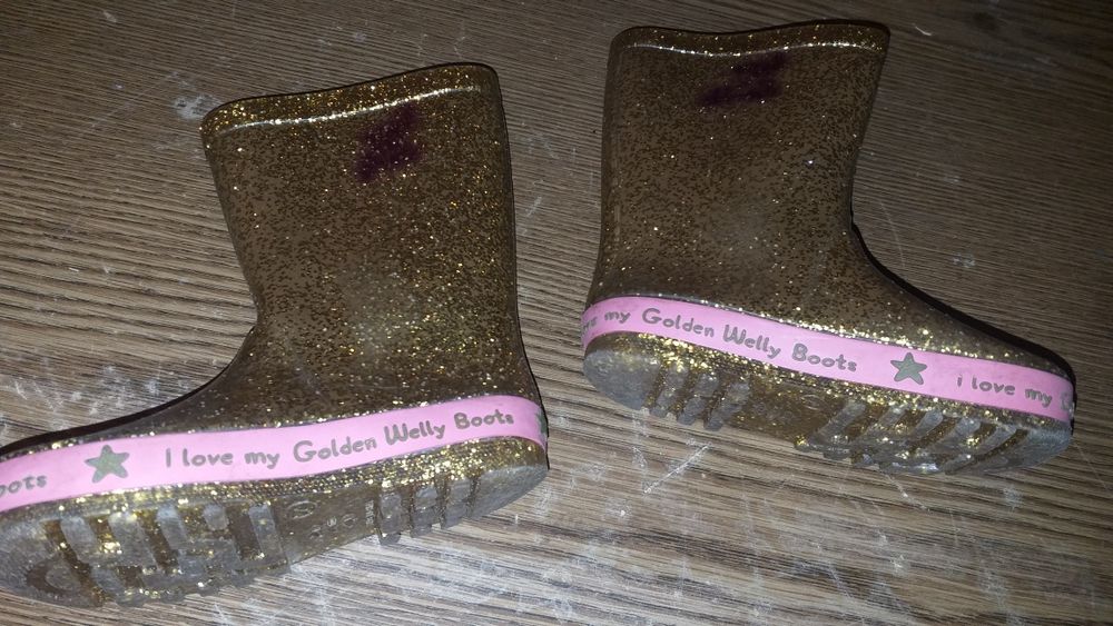 Продам детские резиновые сапожки б.у.