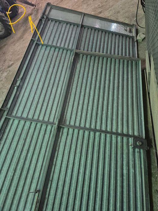 DOIS Portões em ferro e chapa