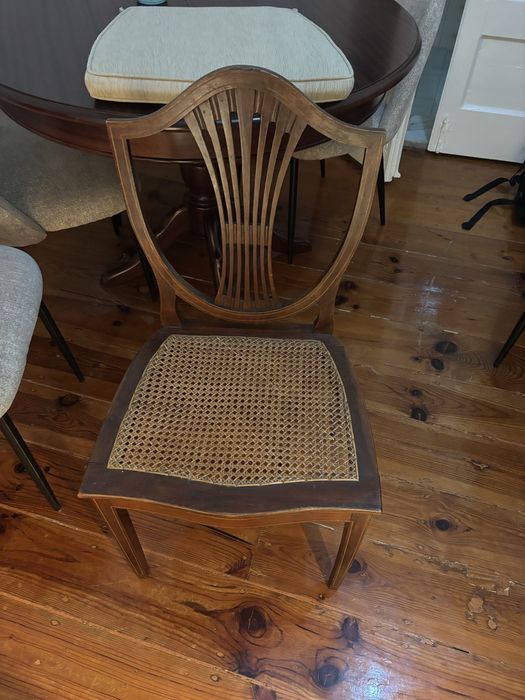 Mesa redonda extensível com cadeiras