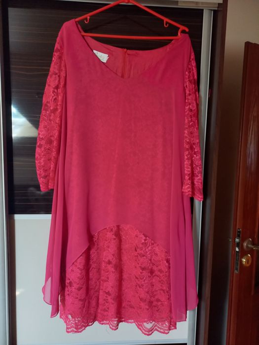 Sukienka elegancka w malinowym kolorze