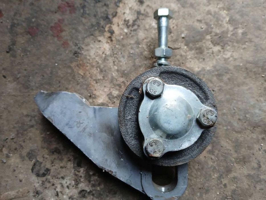 Натяжний ролик компресора з кронштейном МАЗ 500