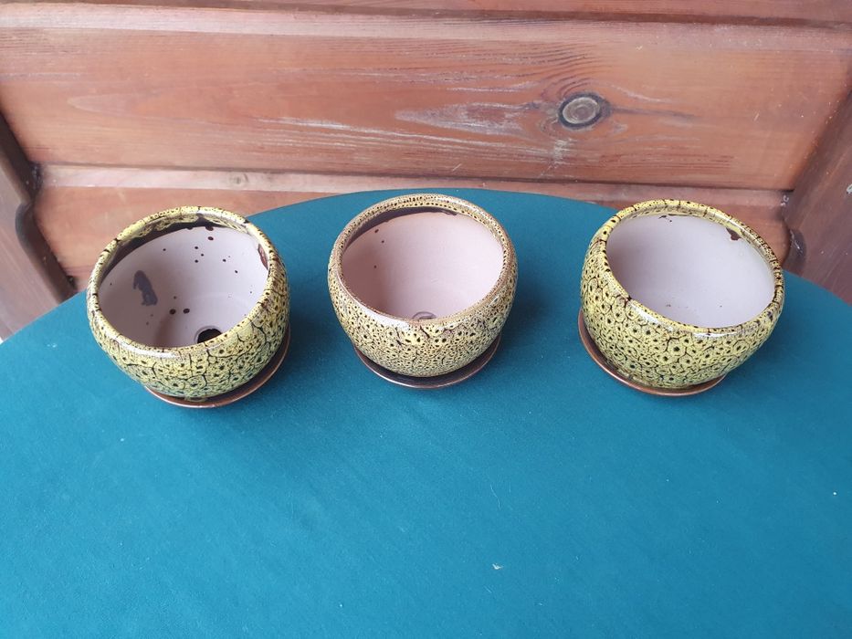 Żółta doniczka ceramiczna z przytwierdzoną podstawką