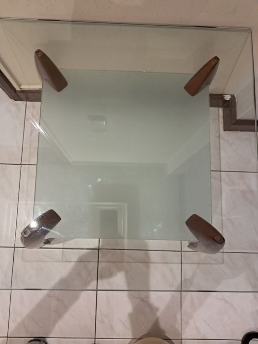 Mesa vidro e cerejeira nas medidas 60x60 cm e altura 44 cm